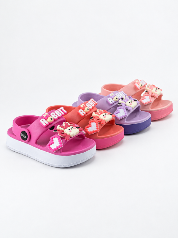 Sandalia Infantil tipo Croc con adornos de conejito.