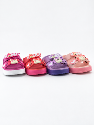 Sandalia Infantil tipo Croc con adornos de conejito.