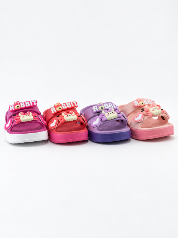 Sandalia Infantil tipo Croc con adornos de conejito.